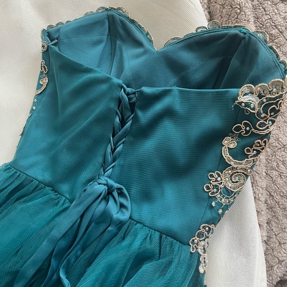LAURA prom dress Green gold and pearl (brand new, worn once, freshly drycleaned) - Picture 4 of 10
